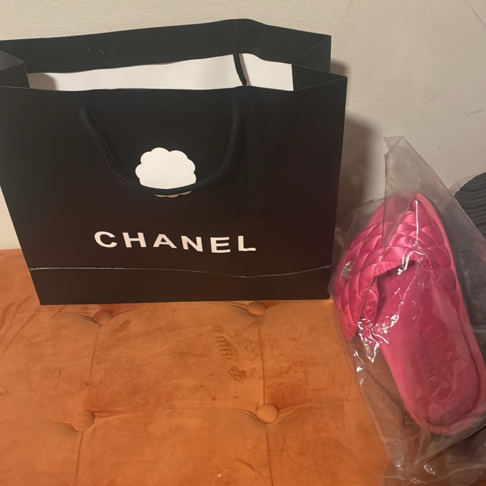 CHANEL Hot Pink Quilted Slide Sandals with CC Accent - Picture 4 of 4